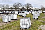 14-01-2021 Breda -  Wie niet beter weet zou kunnen denken dat er 40 IBC vol met drugsaval zijn gedumpt in de wijk Belcrum. Het gaat hier echter niet om een drugsdump maar om 1000 liter vaten die samen een kunstwerk vormen dat bij avond en nacht verlicht zichtbaar is.  - Fotokrant